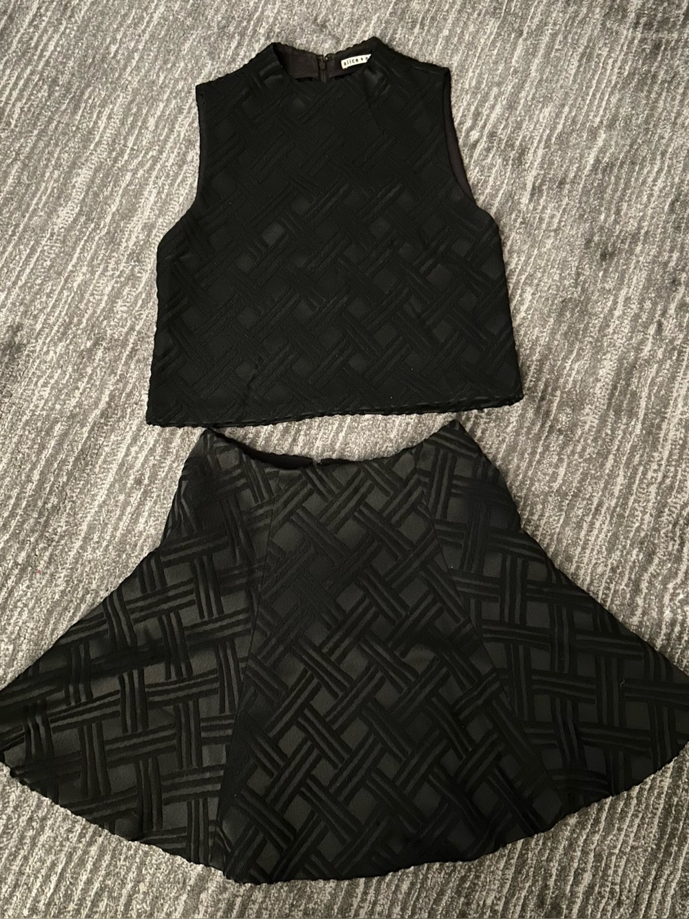 Alice + Olivia textured geometric SKIRT SET - Picture 3 of 12